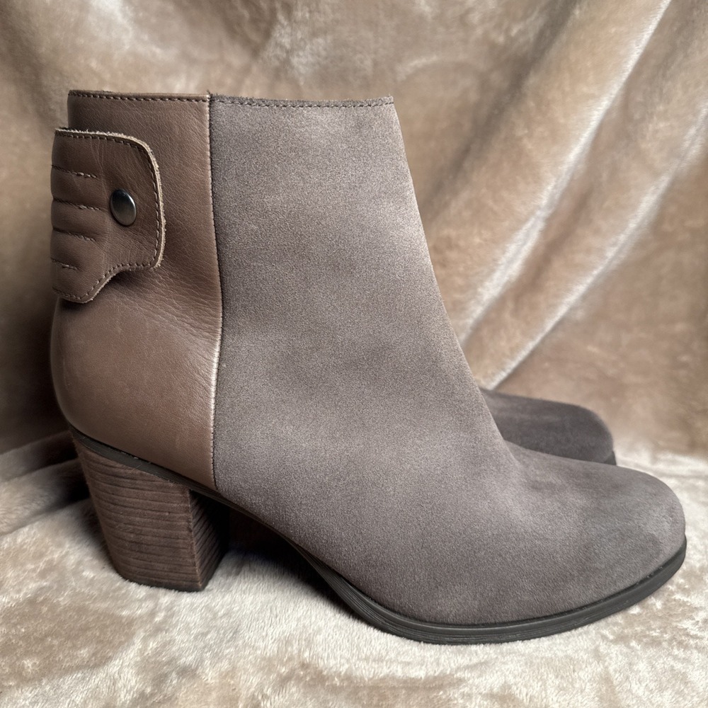 Clarks Artisan Ankle Bootie Women 10 Grey Taupe Suede Leather Earthy Chic Staple